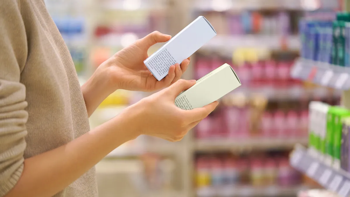商品を一点ずつ手に取り見比べる手元