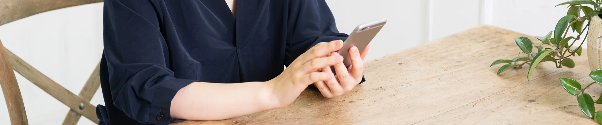 スマートフォンを手にしたメーカー公式のイメージ